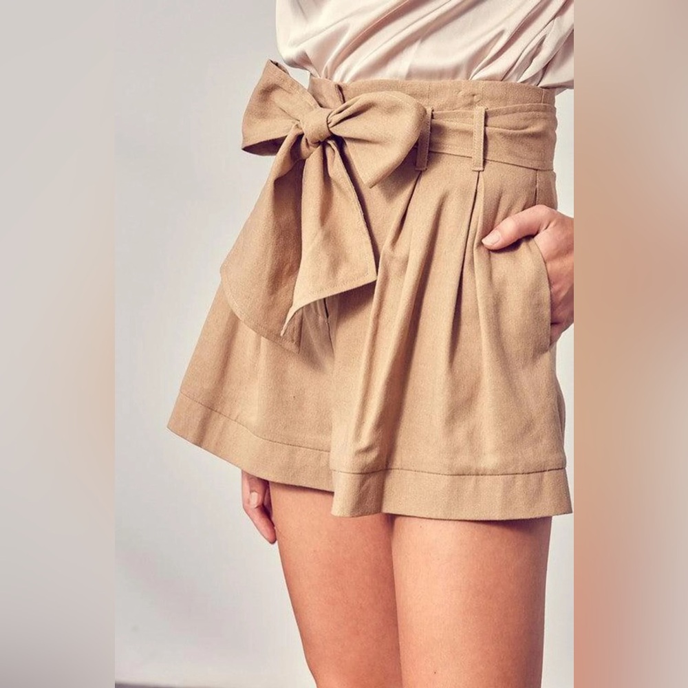 DO+BE Beige Paperbag Waist Tie Shorts Size L